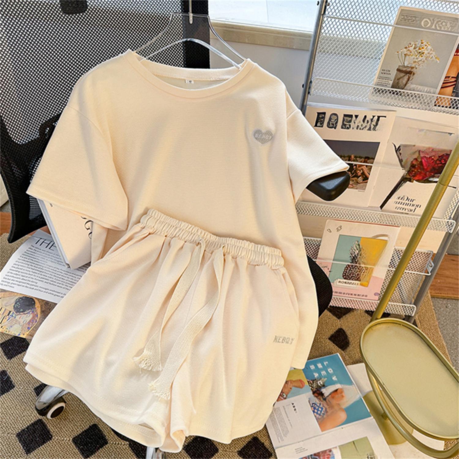 

Академический стиль Повседневный свободный спортивный костюм с буквами для женщин, летний корейский стиль Харадзюку, футболка с коротким рукавом и шорты, комплект из двух предметов для бега для молодой девушки M бежевый