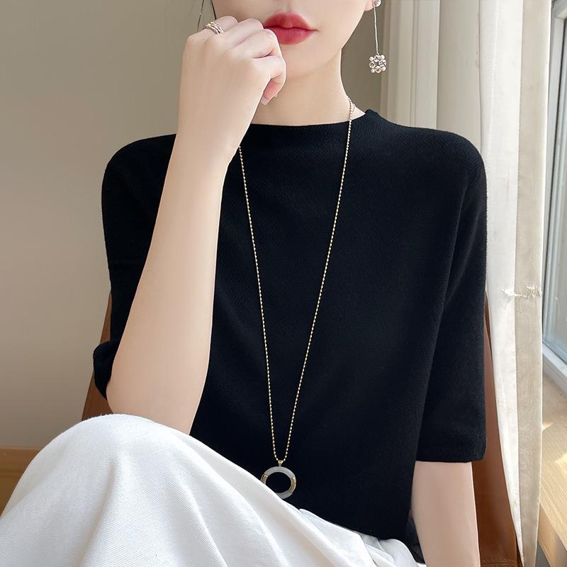 

Тончайшая трикотажная футболка с коротким рукавом и полувысоким воротом к 25-летнему юбилею – женский легкий базовый слой Medium чёрный