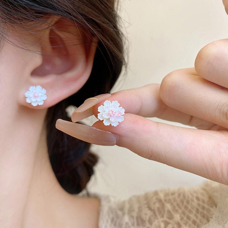 Small Fresh Resin Flower Earrings For Women Simple Stud Earrings Cute Mini Jewelry Gift