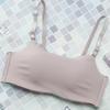 Summer models have small breasts and less thick cups. New tube top bras have no steel rings to gather and prevent light from going out.