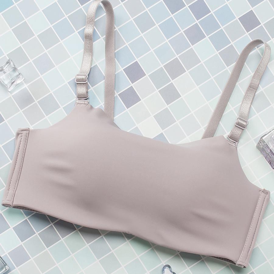 Summer models have small breasts and less thick cups. New tube top bras have no steel rings to gather and prevent light from going out.
