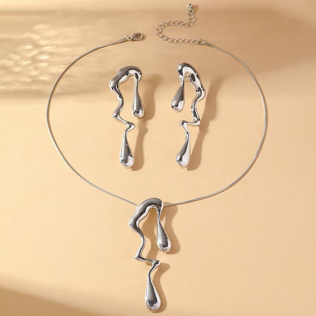 Flytande oregelbundna geometriska örhängen söta och coola personlighetsdesignkänsla enkla legeringsvattendroppeörhängen