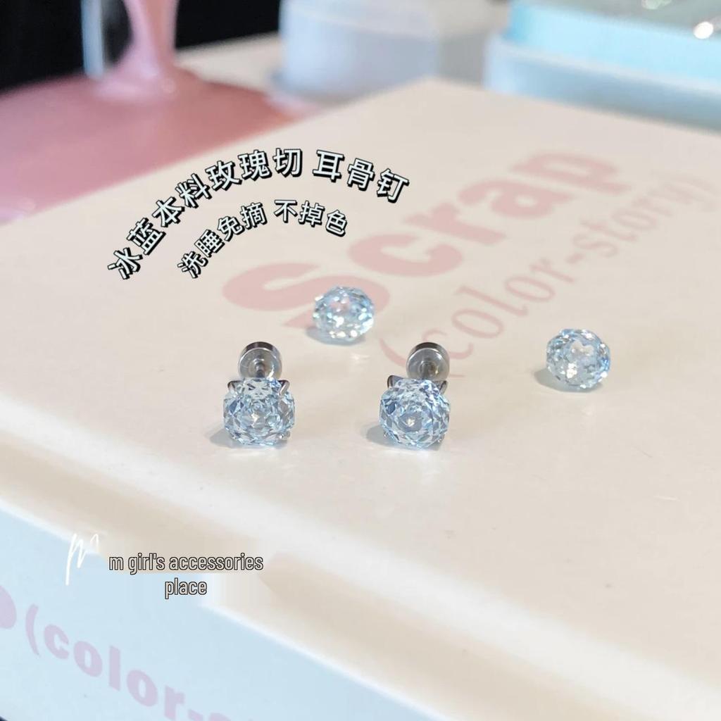 Eisblaue Zirkon-Ohrstecker mit Rosenschliff aus Titanstahl