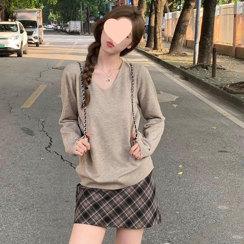 Women's Retro V-Neck Korean-Style Knit Sweater - Soft, Gentle, and Versatile for Spring, Autumn, and Winter