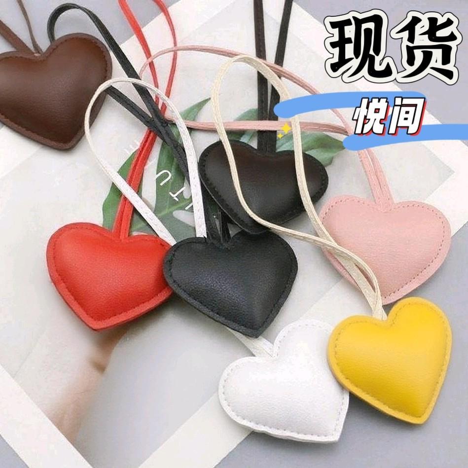 Colgante en forma de corazón de cuero PU