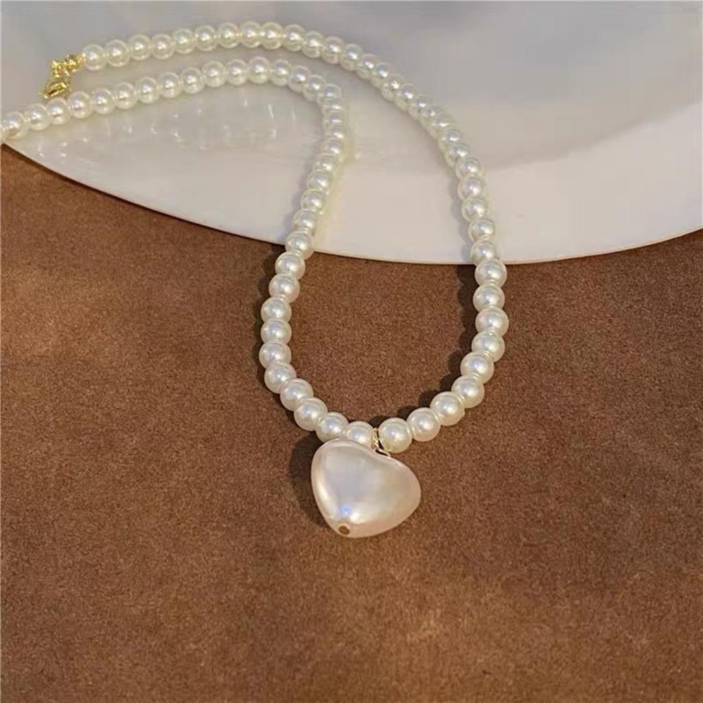 Elegant Heart Shaped Pendant Necklace Stylish Pearls Beaded Necklace with Love Heart Pendant for Gatherings Parties