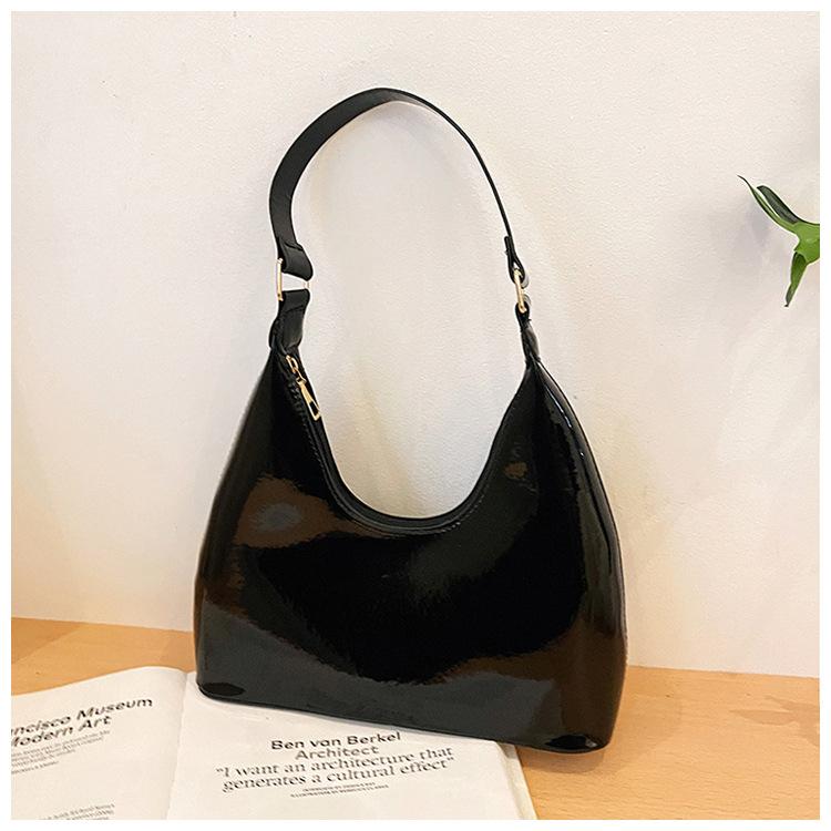 

Повседневная глянцевая женская сумка 2025 иностранный стиль лето новая лакированная кожа модная простая и универсальная на одно плечо портативная подмышечная женская сумка чёрный