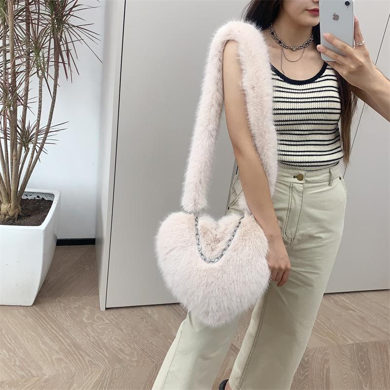 Women Winter Faux Fur Heart Shoulder Bag Soft Plush Chain Crossbody Purse Warm Fluffy Clutch Handbag