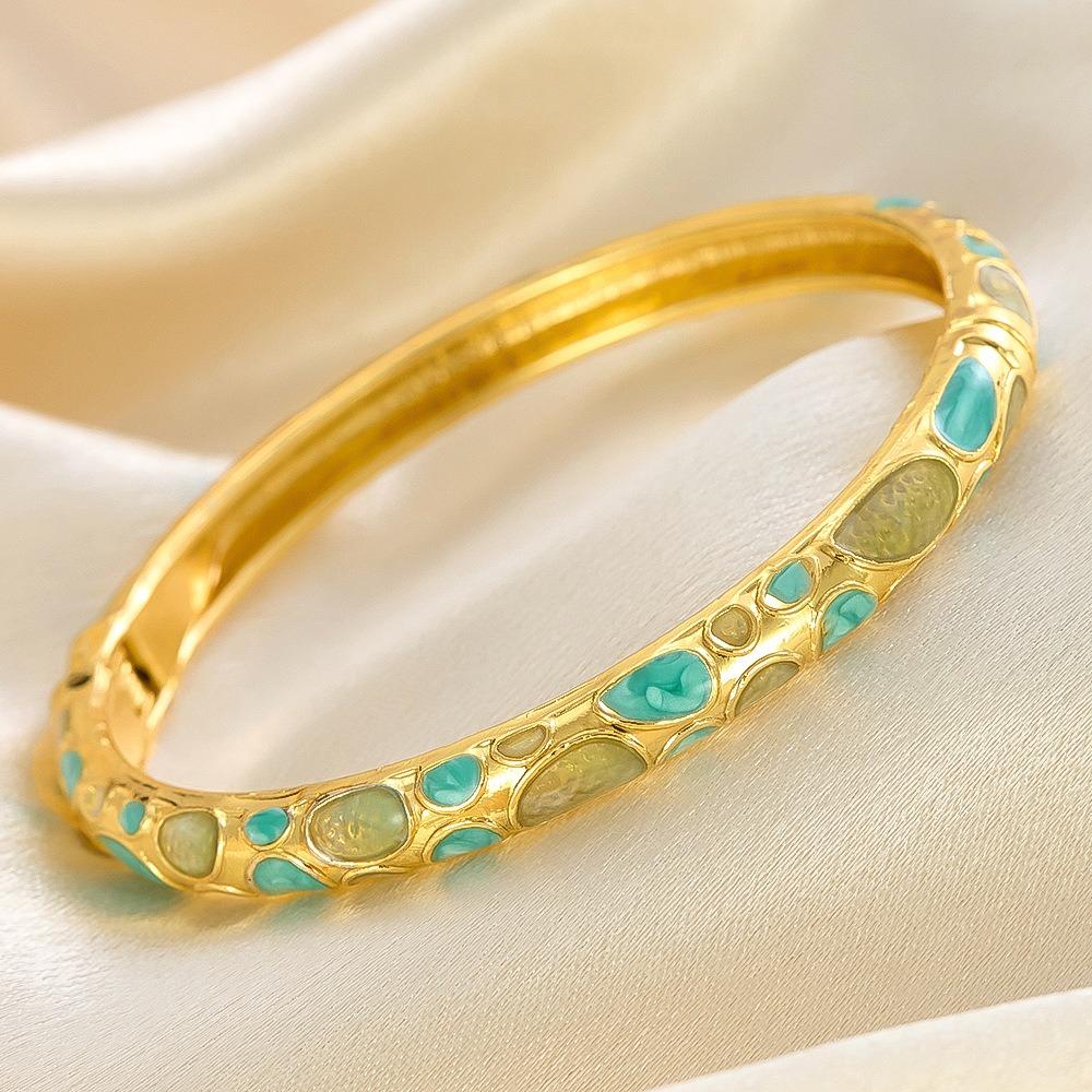 Fashion Enamel Dropped Glaze Flower Texture Closed End Bracelet For Women Retro Gold Copper Metal Bracelet Party Jewelry Gifts