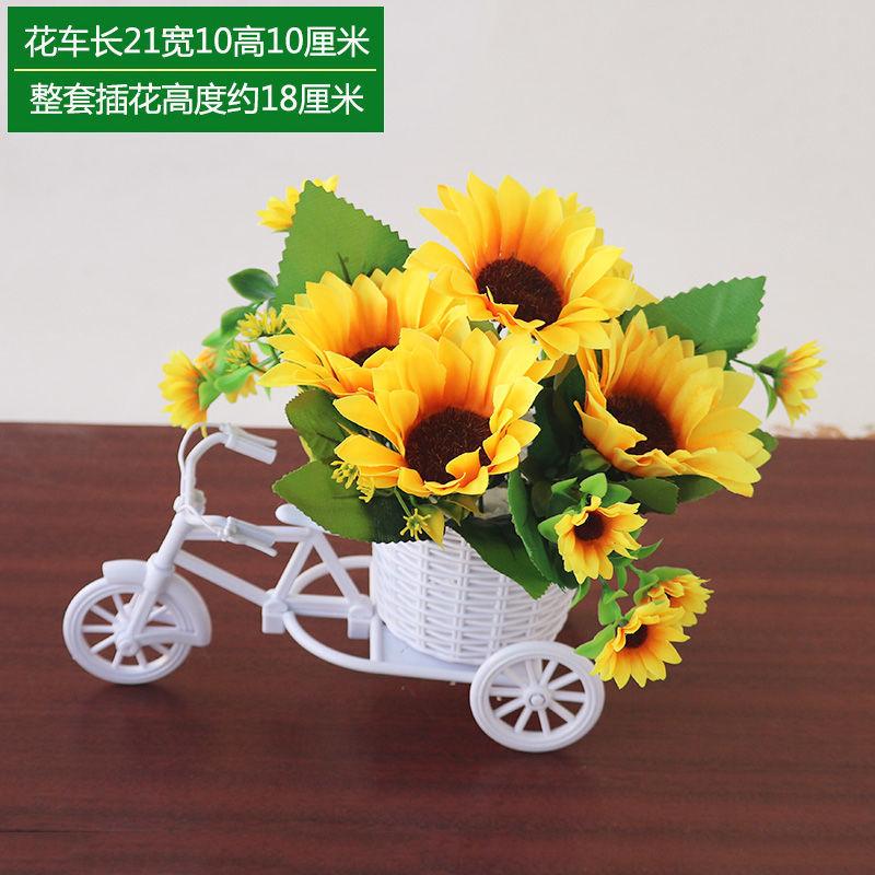 Настол украшен искусственными цветочными композициями, дополненными шелковыми и пластиковыми цветочными украшениями. One Size жёлтый