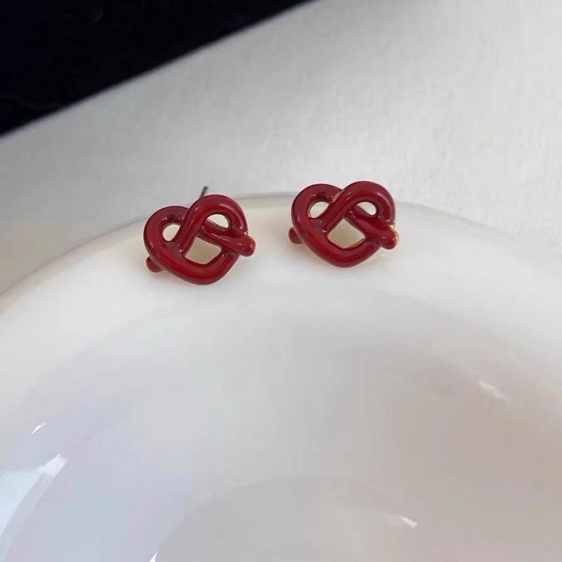 Eleganckie francuskie kolczyki sztyfty z czerwonym sercem - Retro design emaliowany, małe i wszechstronne dla kobiet.