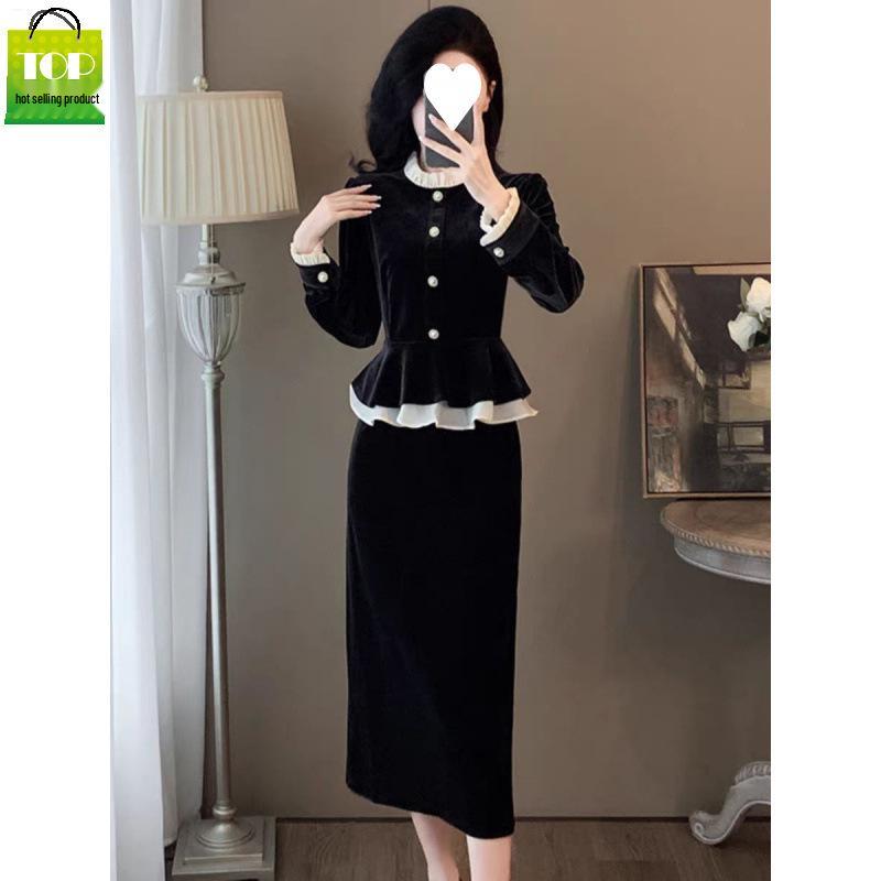 Schwarzes Damenoberteil mit Stehkragen, das den Bauch bedeckt - Mode Frühling/Herbst 2025