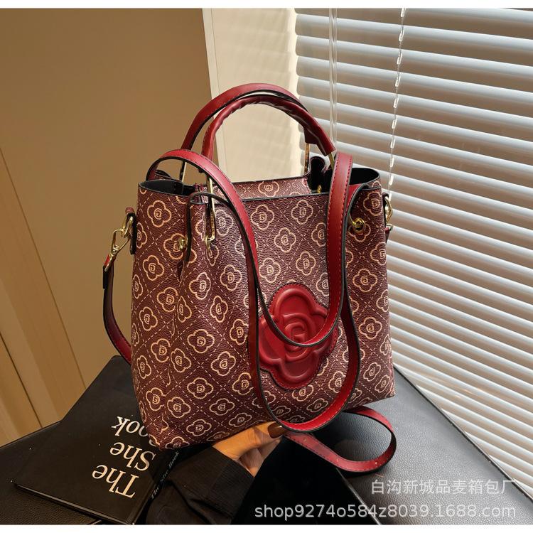 

2025 new temperament women s bag versatile handbag shoulder bag large capacity commuter bag tote bag women бордовый