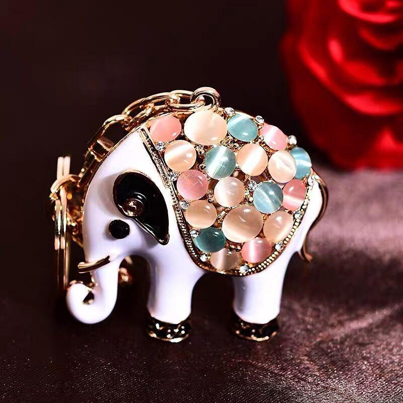 Elegant moteriktig elefantnøkkelring med stripete design perfekt for daglig bruk