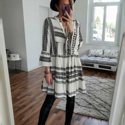 Rochie Scurtă de Vară Plisată pentru Femei cu Mâneci 3/4 Volanate, Decolteu în V, cu Nasturi, Mini Rochie Boho Largă Fluidă de Plajă