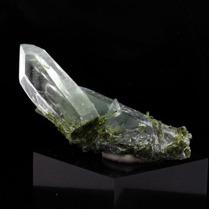 Pierres et Minéraux. Epidote + Quartz. 16.0 ct. Cornillon, Bourg d'Oisans, France..