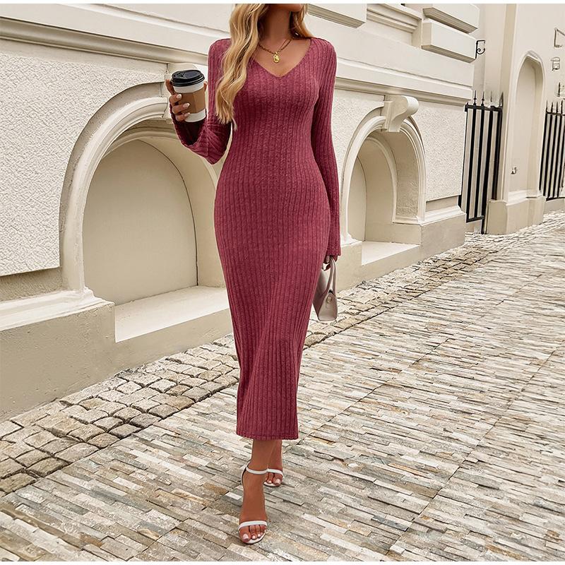 Трикотажное женское платье с длинным рукавом и V-образным вырезом — фото 16