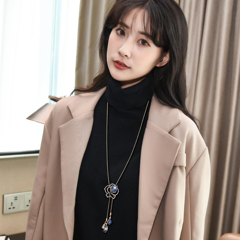 Elegante Catena per Maglione con Frange in Cristallo a Forma di Fiore di Rosa Blu con lo Stesso Temperamento Lunga Collana Accessori