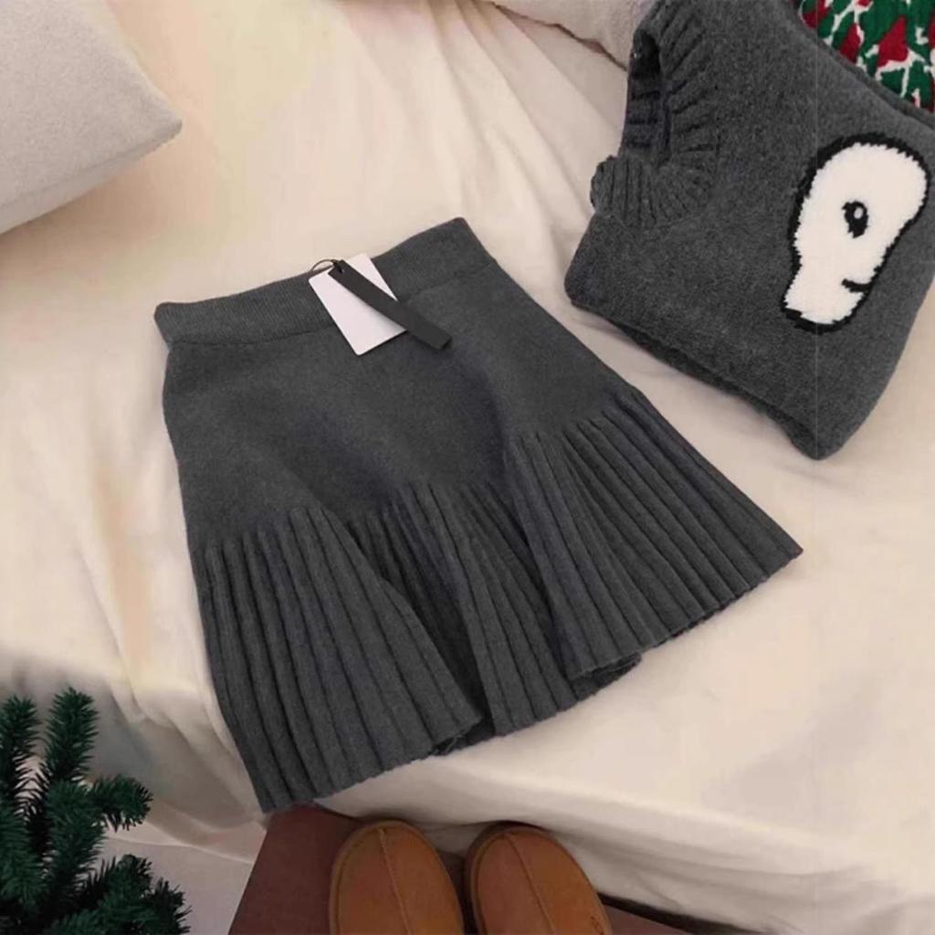 Gray High-Waist Elastic A-line Pleated Knit Skirt for Women - Slimming, Versatile, Short Skirt for Spring and Autumn.