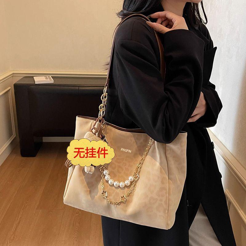 

Women s bag autumn and winter new versatile commuter texture pearl chain large capacity casual shoulder tote bag