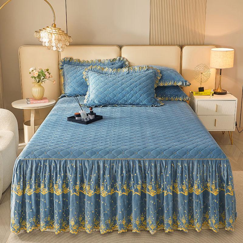 Zeitgenössisches gestepptes Karomuster-Spitzen-Bettrock-Set mit Kissenbezügen - 3-teilig, weiches, bequemes, atmungsaktives einfarbiges Design für das Schlafzimmer