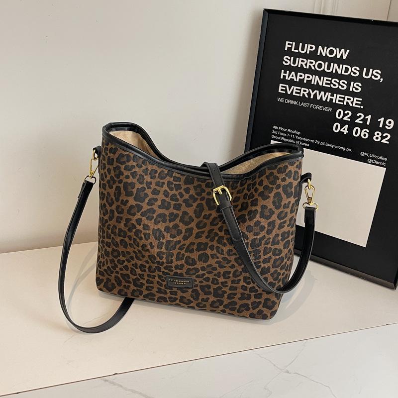 

Retro fashion casual bucket bag women s autumn new large-capacity leopard print shoulder bag high-value underarm bag темно-коричневого кольору