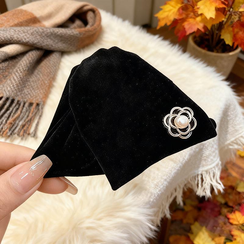 2025 New High-End Women s French Color Block Velvet Triangle Hair Clip: Autumn/Winter Hair Accessory чёрный