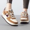 Nike Air Force 1 LV8 GS Balíček čmáranic z poznámkového bloku - Světle hnědá Dětské tenisky Kokosové mléko Guma Tmavě hnědá Burgundská FN4731-200