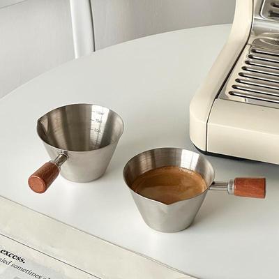 Edelstahl Espresso Shot Glas mit Walnussgriff Abgestufte Kaffee Messbecher 2 oz Flüssigkeitsvolumen Markierungen Barista Werkzeug