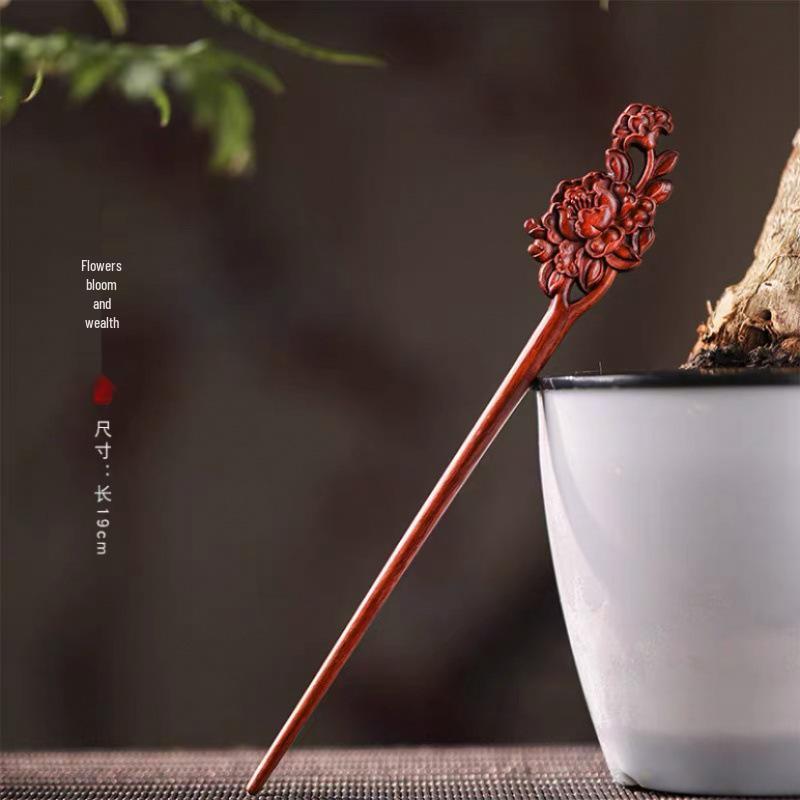 Elegante Haarnadel aus rotem Sandelholz – Haaraccessoire im antiken chinesischen Stil für Haarknoten.