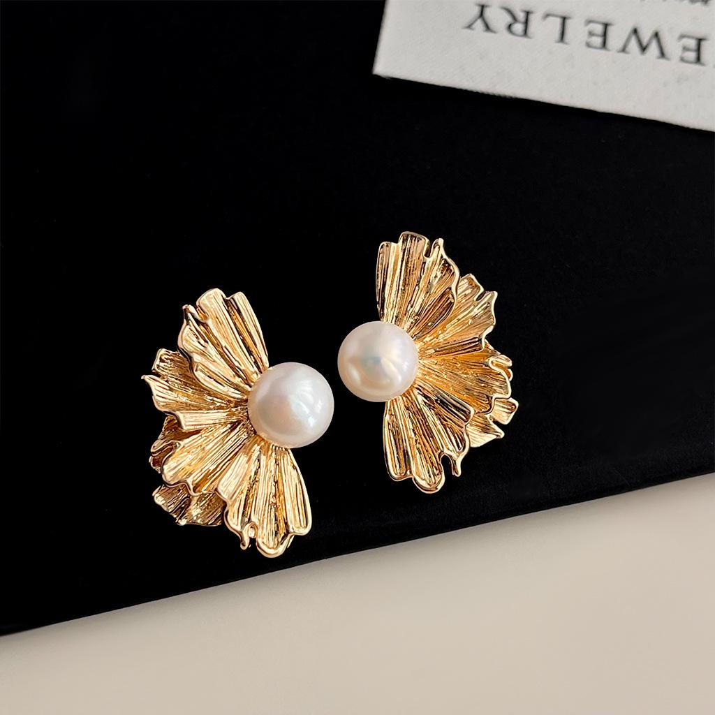 

Ретро сережки-пусети з перлами: Стиль середини століття, сміливий та висококласний для жінок