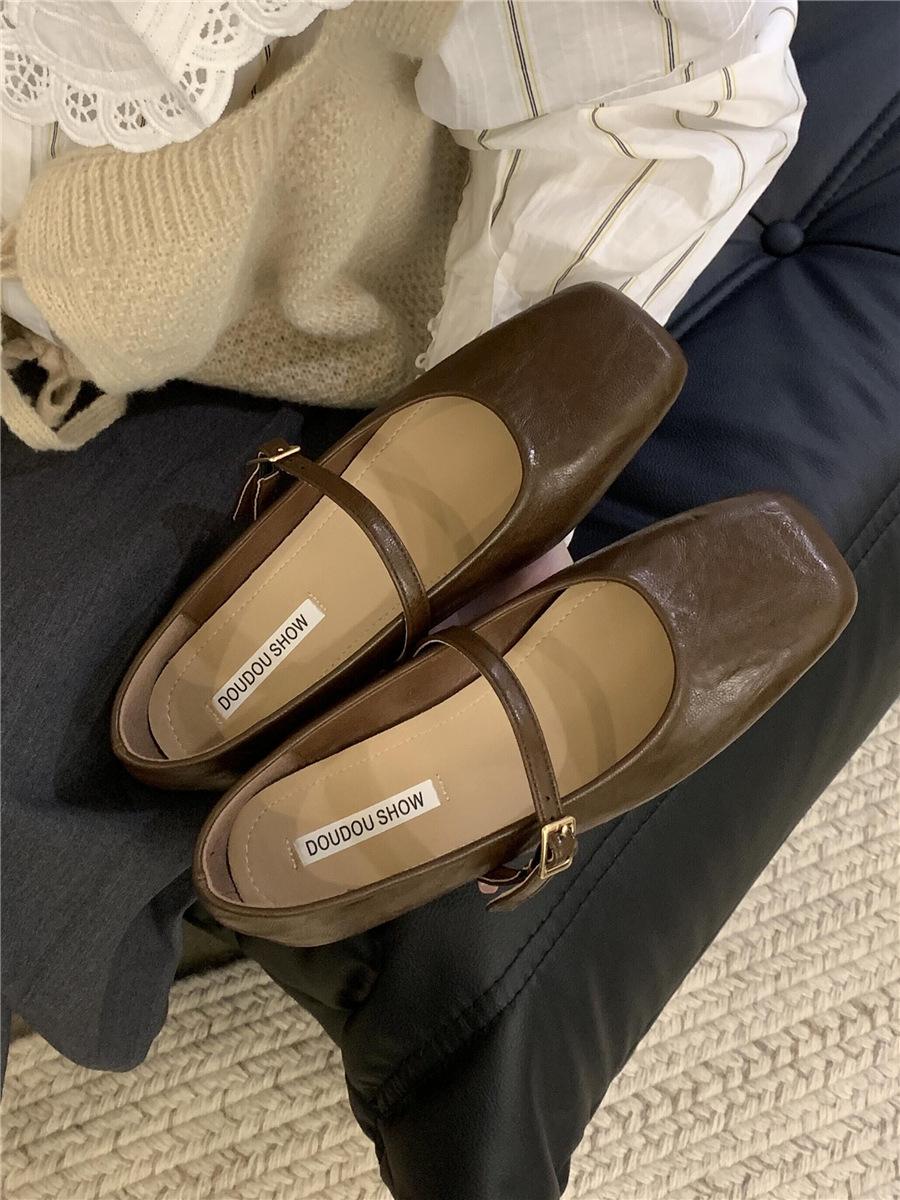 

Туфли Мэри Джейн с квадратным носком женские на плоской подошве с ремешком одинарным из мягкой кожи с открытым верхом одинарные туфли с юбками ретро темперамент туфли бабушки 40 коричневый