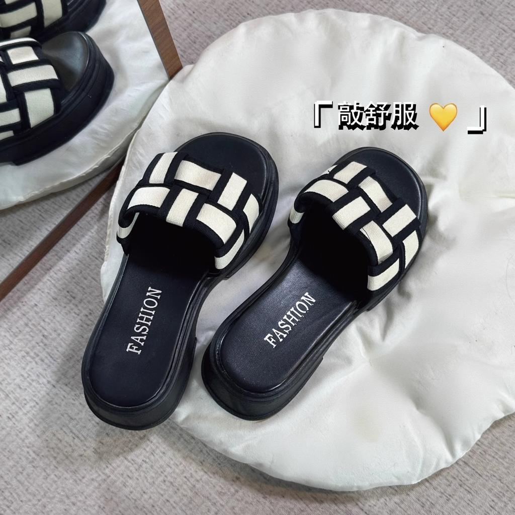 Temperament small fragrant wind flat bottom cool slippers women wear thick bottom outside in summer go out to the beach with skirt one-word slippers
