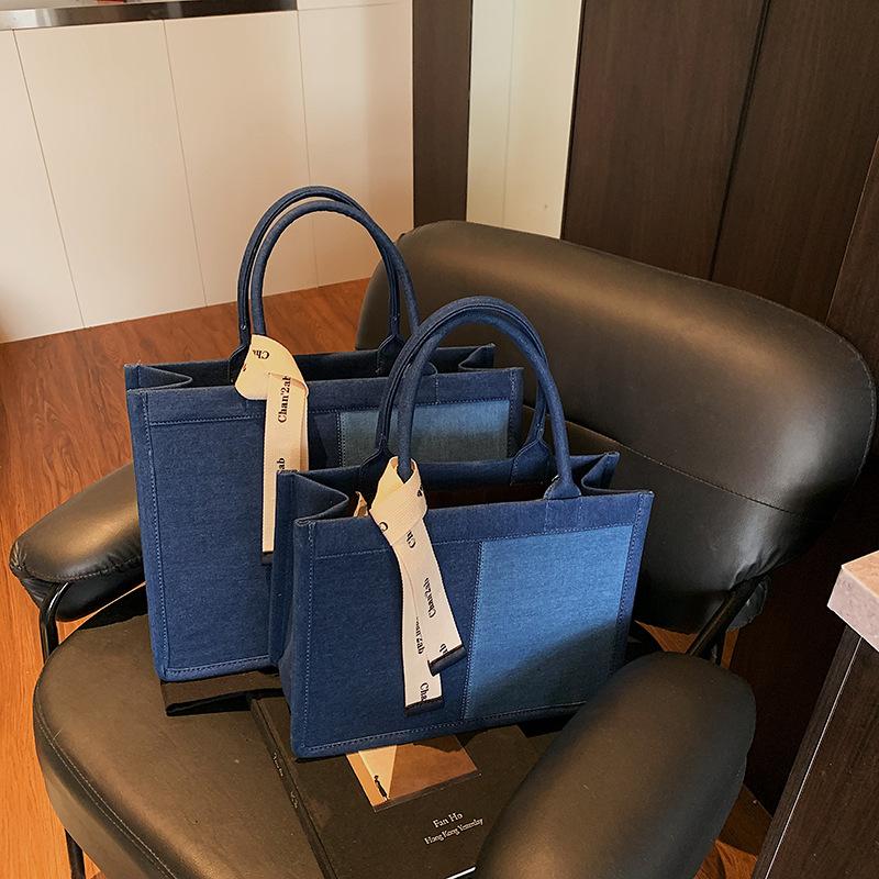 

Джинсовая сумка-тоут женская новая модная контрастная лоскутная сумка-подмышка для通勤 и повседневной носки Small синий