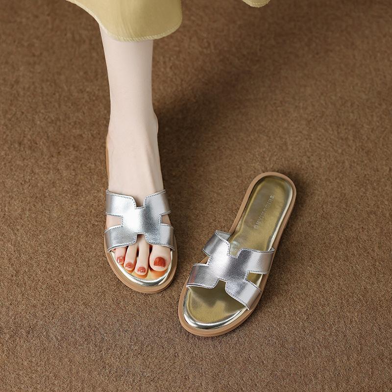 

7015-5 Интернет-знаменитость закон повседневные женские шлепанцы на плоской подошве 2025 новые летние мягкие H крутые шлепанцы 40 серебряный