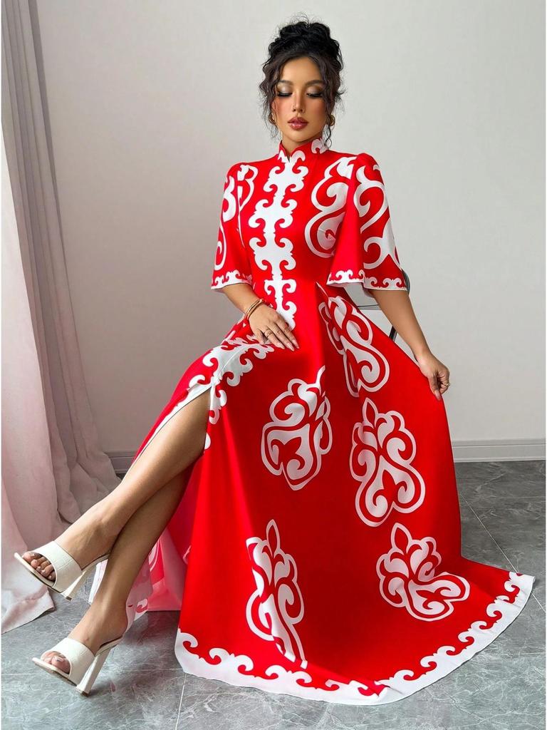 Robe Qipao Florale Rouge avec Coupe Ample et Grand Col