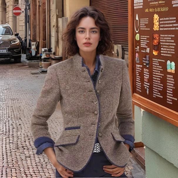 Blazer Curto Tweed Castanho Claro com Acabamento Azul Marinho, Fecho Assimétrico com Botão Frontal