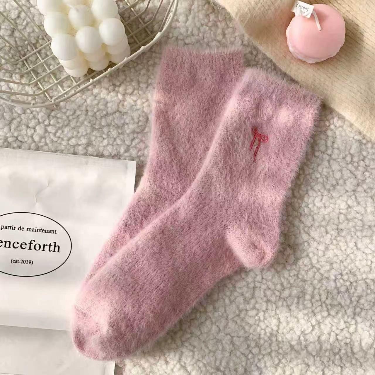 

Women s autumn and winter socks, mink velvet embroidered bow plush socks, thickened warm mid-calf socks, maternity home sleep socks Average Size