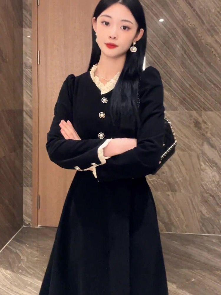 Women's Large Hepburn-Style Black Corduroy Dress: 2024 Autumn/Winter, Waist-Slimming Mid-Length