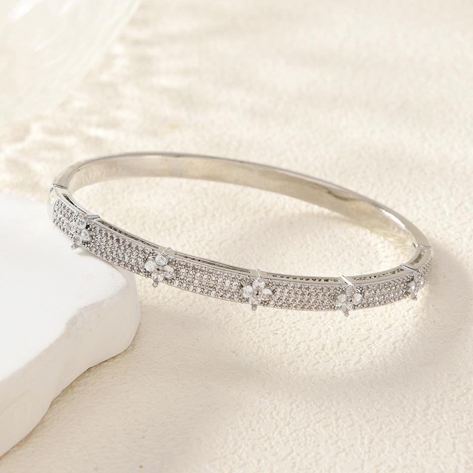 Fashionable Four-leaf Flower Fashionable Light Luxury High-end Zircon Versatile