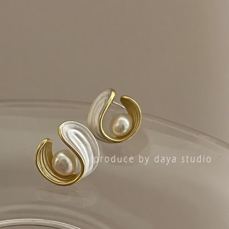 White pearlescent high-end French enamel pearl earrings, exquisite and simple temperament niche design stud earrings