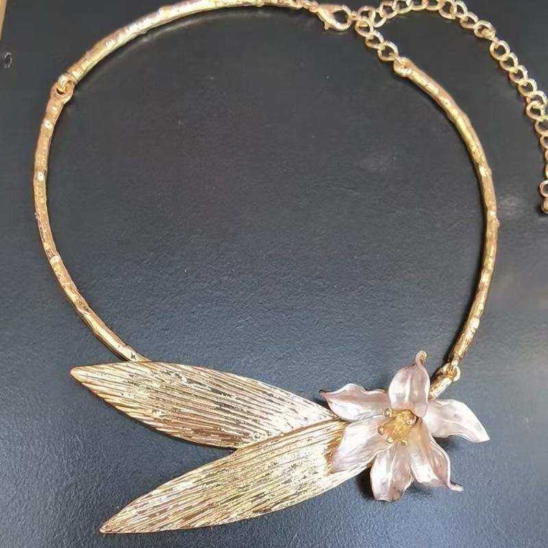 

European and American Heavy Industry Exaggerated Design Sense Metal Leaf Dripping Warbler Tail Flower Collar Temperament Collarbone Chain Neck Chain