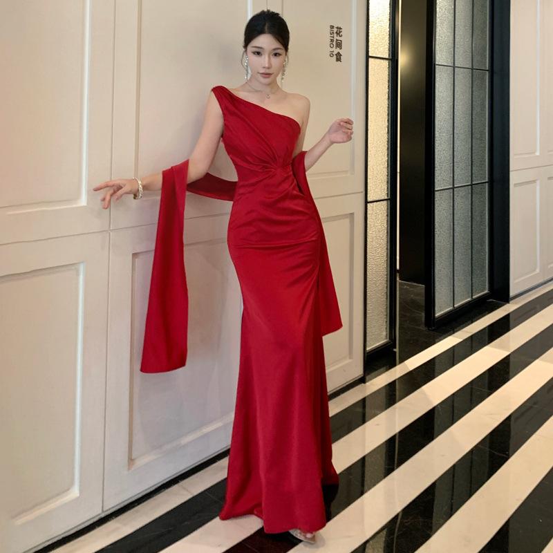 Neuer Chinesischer Morgenmantel Damen Braut Hochzeitsverlobungskleid High-End Leicht Luxuriöses Design Rotes Schrägschulter Toastkleid