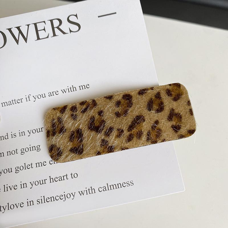 

Trendy Leopard Print Hair Clip - Mori Style Retro Hairpin for Bangs