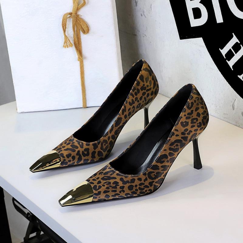 Evropská móda Kovové boty na vysokém podpatku se čtvercovou špičkou Mělké lodičky Dámské tenké podpatky Leopardí potisk Móda do nočního klubu