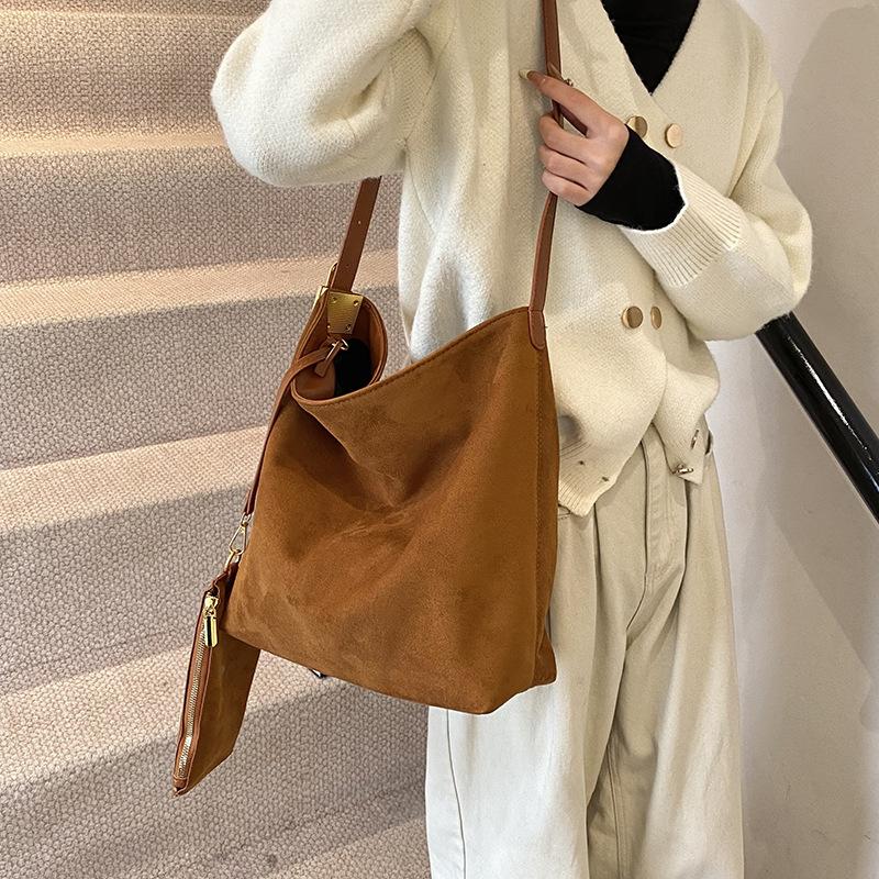 

Frosted suede bucket bag women s high-end sense casual lazy wind one shoulder messenger large bag large capacity tote bag 37.5*14*33 коричневий