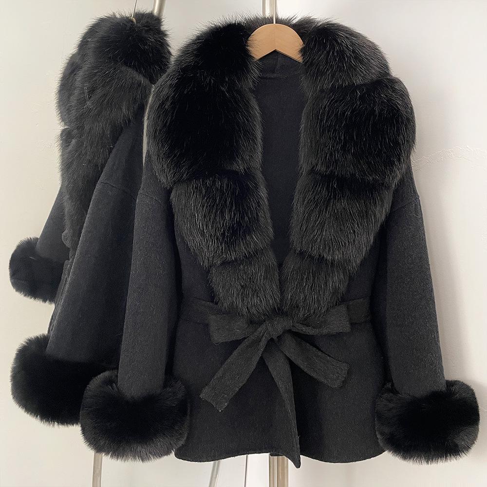 Cappotto Elegante Dimagrante in Cashmere Double-Face Autunno/Inverno 2025 con Pelliccia Sintetica di Volpe e Vita Cintureggiata