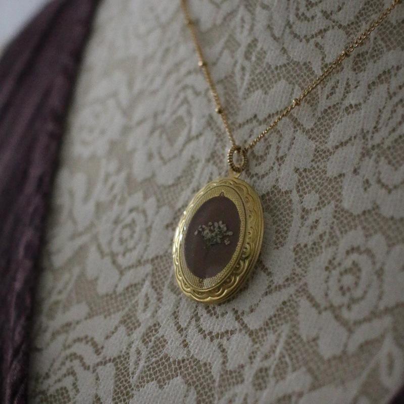 14K Gold Niche Vintage Necklace with White Dried Flower Photo Frame