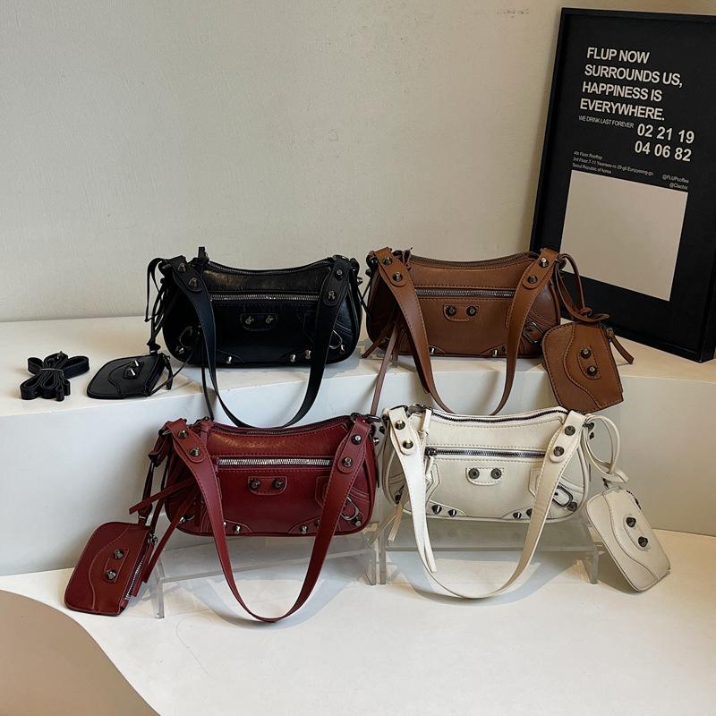 Niche design simple fashion rivet shoulder bag women's winter new retro messenger women's bag