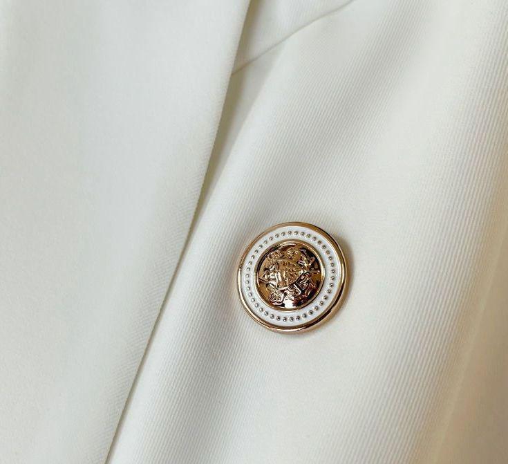 Women's Slim Fit Double-Breasted White Blazer, High-Waisted, Long-Sleeved, Short Suit for Spring/Autumn 2024, Petite Temperament.